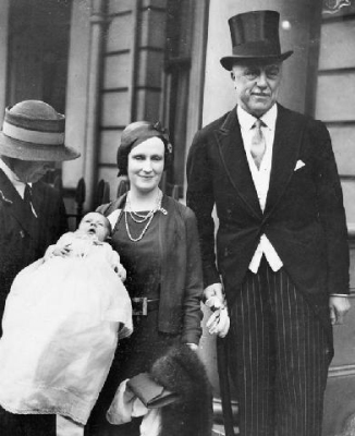 Christine, Viscountess Churchill (centre)
With her baby daughter Sarah, 1931 2